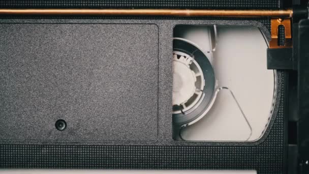 Vhs Cassette Wordt Afgespeeld Een Videorecorder Bovenaanzicht Videoband Rollen Draaien — Stockvideo