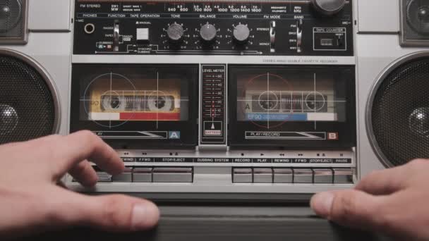 Puść Kasetę Audio Starym Odtwarzaczu Radiowym Posłuchaj Retro Stereo Magnetofon — Wideo stockowe