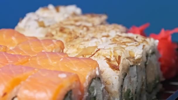 Sushi Rotola Una Scatola Plastica Ruotare Primo Piano Scatola Sushi — Video Stock