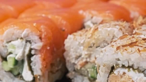 Pauzinhos Colocaram Sushi Caixa Sushi Perto Rola Numa Caixa Plástico — Vídeo de Stock