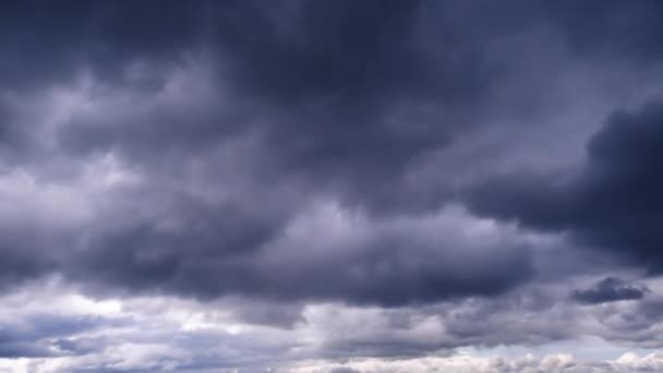 积雨云在天空中移动的时间 云彩的背景 有光和灰的云彩 时间的流逝 天气的变化 复制空间 风暴云雾空间 — 图库视频影像