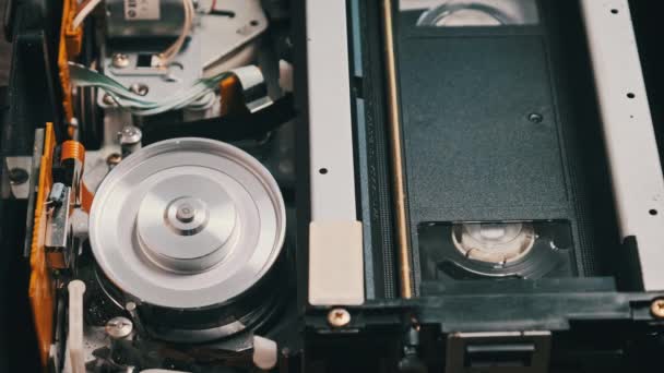 Vhsビデオカセットは Vcrレコーダーに入れて再生します ビデオヘッドにビデオテープ挿入テープのヴィンテージVhsメカニズム クローズアップ内の古いビデオレコーダー 古いビデオファイルや映画を再生する概念 — ストック動画