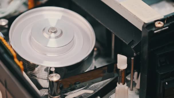 Videocassette Bandrecorder Wordt Afgespeeld Een Videoband Invoegen Met Een Blanco — Stockvideo