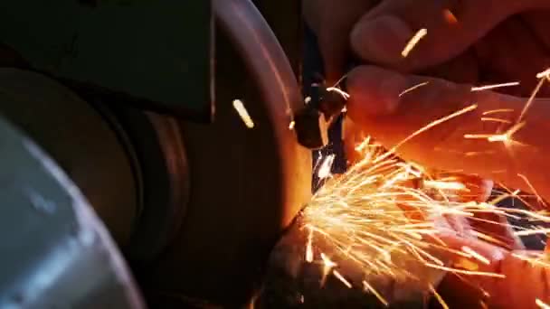 Moagem Metal Uma Roda Moagem Elétrica Faíscas Brilhantes Usinagem Uma — Vídeo de Stock