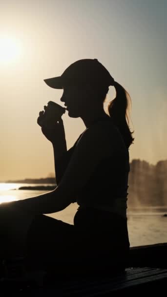 Verticale Video Jonge Vrouw Drinkt Warme Koffie Bij Mooie Zonsondergang — Stockvideo