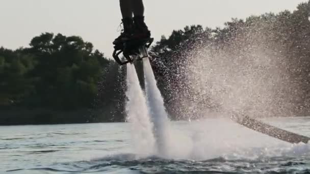 Homem Voando Flyboard Aquático Câmera Lenta Grande Jato Água Sob — Vídeo de Stock