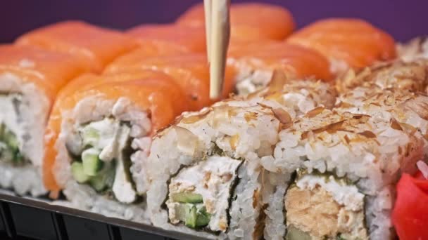 Pałeczki Wezmą Jedno Sushi Pudełka Sushi Zbliżenie Rolki Plastikowym Pudełku — Wideo stockowe