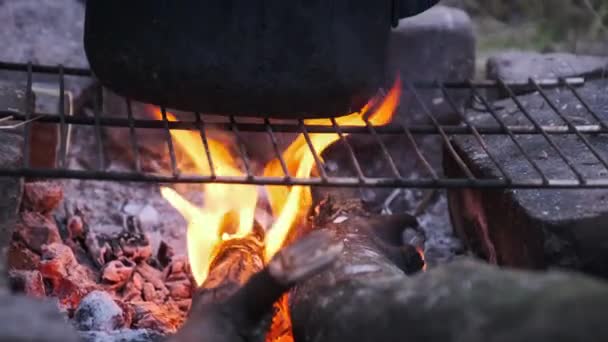 Egy Füstölt Teáskanna Forralja Vizet Saját Készítésű Kövekből Készült Kályha — Stock videók
