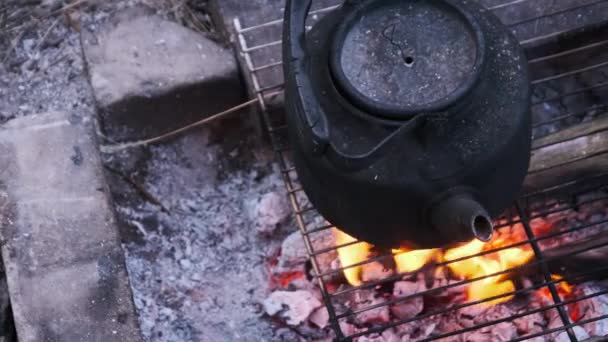 Τσαγιέρα Πάνω Από Φωτιά Ένας Παλιός Καπνιστός Βραστήρας Βράζει Νερό — Αρχείο Βίντεο