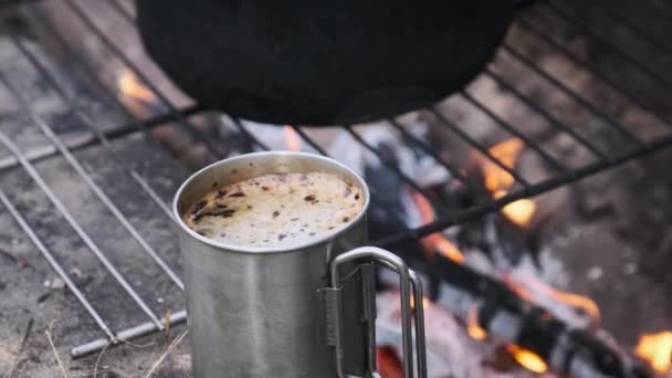 Cană Cafea Aromată Auto Făcută Foc Camping Natură Aproape Fundalul — Videoclip de stoc