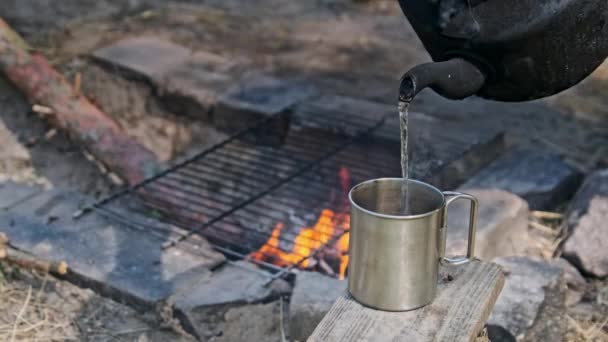 Gezgin Sıcak Suyu Turist Çaydanlığından Metal Bardağa Doldurur Yakın Plan — Stok video