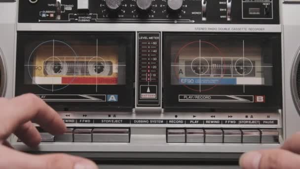 Включите Аудиокассету Старом Радио Бумбоксе Слушайте Ретро Стерео Магнитофон Крупным — стоковое видео