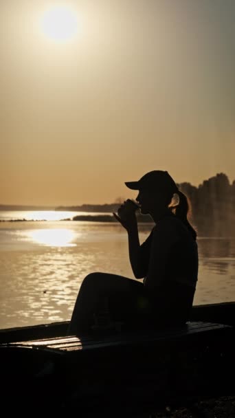 Vertikales Video Junge Frau Trinkt Warmen Kaffee Bei Schönem Sonnenuntergang — Stockvideo