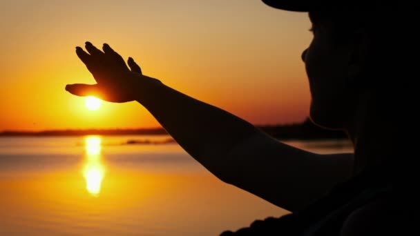 シルエットの女性の手は スローモーションに広がっている 開いた女性の手のひらの指の間に太陽光線を設定します 太陽に 神への信仰を腕 コンセプト夢幸福自由精神的健康 — ストック動画
