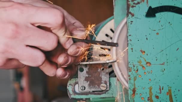 電気研削ホイール上の金属研削 金属部品の加工から明るい火花 ワークショップで古い研磨ホイールに取り組んで職人 鋼の閉鎖 スローモーションの処理 — ストック動画