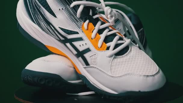 Nowe Białe Buty Sportowe Obracają Się Bliska Para Nowoczesnych Tenisówek — Wideo stockowe
