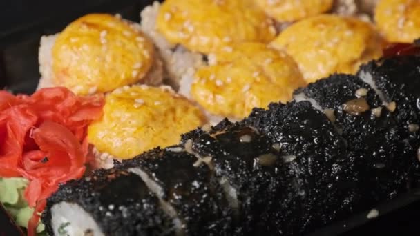 Los Rollos Sushi Horneados Una Caja Plástico Giran Cerca Caja — Vídeo de stock