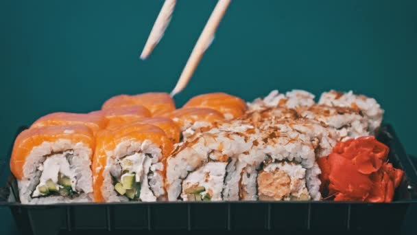 Bacchette Prendono Sushi Dalla Scatola Del Sushi Primo Piano Rotoli — Video Stock
