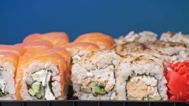 Hůlky Dávají Jedno Sushi Sushi Boxu Zblízka Rolls Plastic Box — Stock video