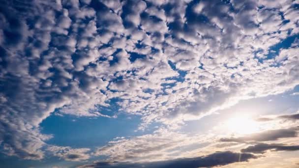 Las Nubes Circulares Mueven Cielo Azul Junto Con Sol Timelapse — Vídeo de stock