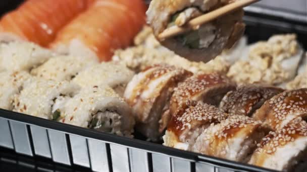 Sticks Legen Sushi Die Sushi Box Großaufnahme Rollen Einer Plastikbox — Stockvideo