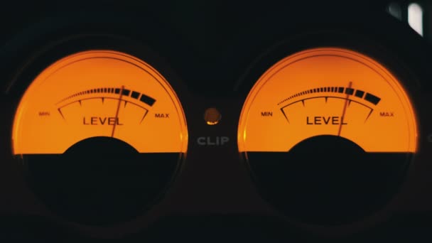 Twee Analoge Ronde Indicatoren Van Audiosignaal Niveau Met Gele Achtergrondverlichting — Stockvideo