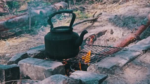 Ateşin Üstünde Çaydanlık Eski Model Tütsülenmiş Bir Çaydanlık Yerdeki Taşlardan — Stok video