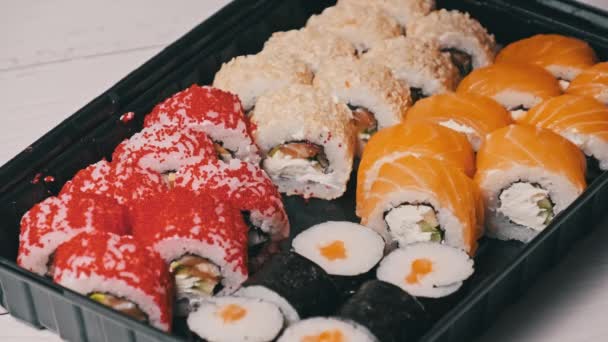 Stäbchen Nehmen Ein Sushi Aus Der Sushi Box Großaufnahme Rollen — Stockvideo