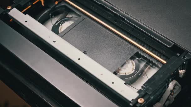 Vhsビデオカセットは Vcrレコーダーに入れて再生します ビデオヘッドにビデオテープ挿入テープのヴィンテージVhsメカニズム クローズアップ内の古いビデオレコーダー 古いビデオファイルや映画を再生する概念 — ストック動画