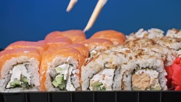 Les Baguettes Prennent Sushi Dans Boîte Sushis Gros Plan Rouleaux — Video