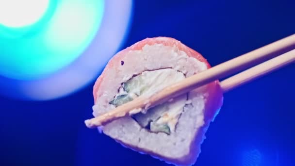Vegyünk Tartsa Egy Sushi Tekercs Segítségével Botokat Sushi Demonstrálja Színes — Stock videók