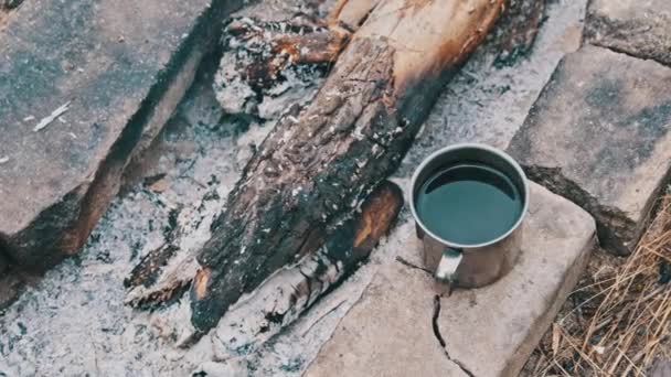 Kubek Samozaparzającą Się Aromatyczną Kawą Ognisku Przyrodzie Zbliżenie Tło Gotowanego — Wideo stockowe