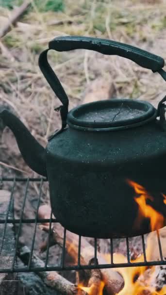 Függőleges Füstölt Teáskanna Forrásban Lévő Víz Felett Saját Készítésű Turistakemence — Stock videók