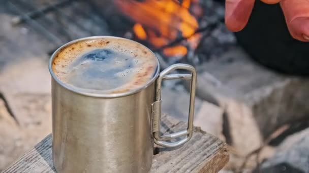 자연에서 만드는 향기로운 커피와 클로즈업 파이어에 향기로운 커피와 여행자 남자의 — 비디오
