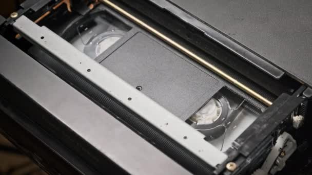 Cassete Vídeo Dentro Gravador Reproduzida Inserir Uma Cassete Vídeo Com — Vídeo de Stock