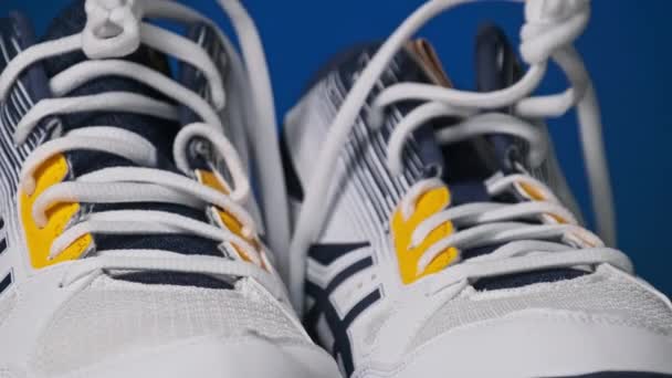 Новые Стильные Спортивные Туфли Вращаются Крупным Планом Пара Современных Белых — стоковое видео