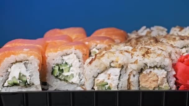 Des Bâtonnets Ont Mis Sushi Dans Boîte Sushis Gros Plan — Video