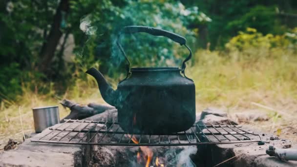 Tütsülenmiş Çaydanlık Yerdeki Taşlardan Yapılmış Kendi Kendini Yetiştirmiş Turist Ocağının — Stok video
