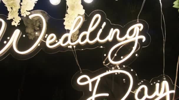 Düğün Kemeri Törende Düğün Gününün Neon Yazısıyla Birlikte Tatil Kompozisyonu — Stok video