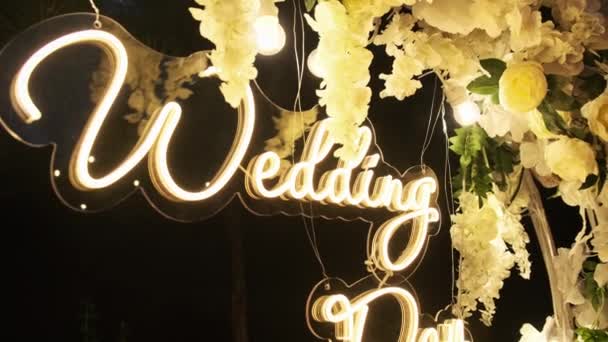 Inscrição Néon Dia Casamento Cerimônia Arco Casamento Decorado Com Flores — Vídeo de Stock