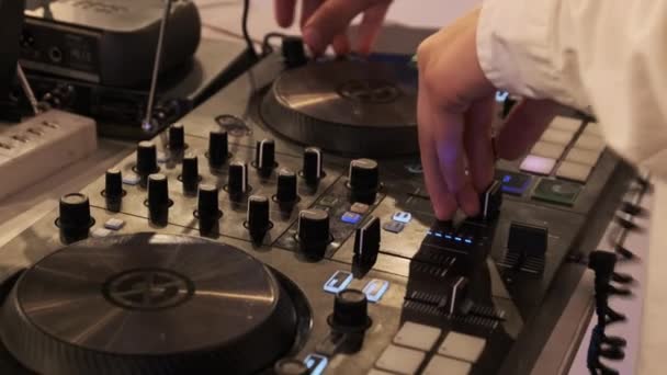 Gra Muzykę Pomocą Kontrolera Nocnej Imprezie Mieszanie Muzyki Tanecznej Konsoli — Wideo stockowe