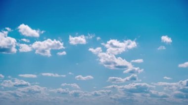 Yumuşak beyaz kümülüs bulutları mavi gökyüzünde yavaşça hareket eder, zaman kavramı. Işık sakin bulutların arka planı bulutlu uzayda şekil değiştirir. Doğal arka plan, hızlandırılmış zaman, kopyalama alanı. 4K