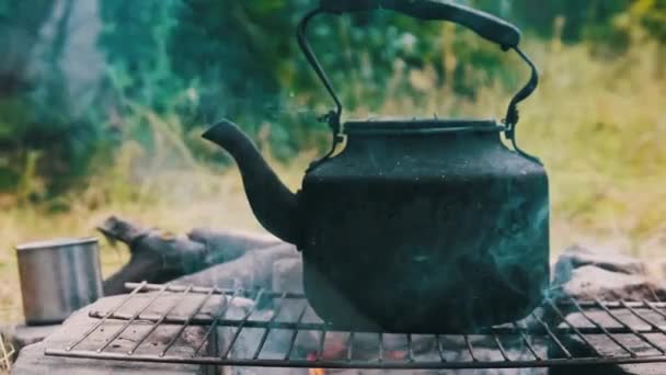 Μια Καπνιστή Τσαγιέρα Βράζει Νερό Πάνω Από Την Αυτοδημιούργητη Τουριστική — Αρχείο Βίντεο