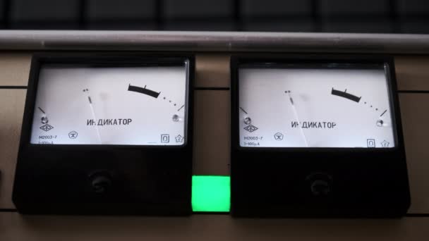ヴィンテージアローボリュームステレオ指標のオーディオ信号レベル 自家製のアナログチューブアンプで音楽を演奏する 暖かい家庭的な雰囲気 インスクリプション インジケータ 技術情報 — ストック動画