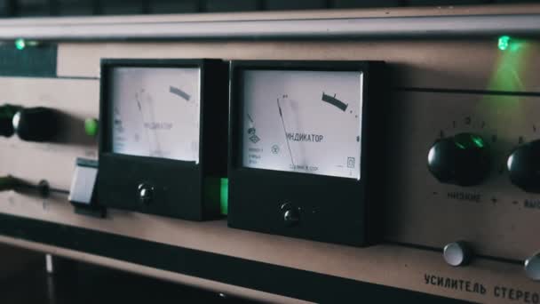 国产老式管放大器上音频信号的模拟声级计 温暖的家乡氛围 立体声复古音 指示器 苏联制造 立体声 技术信息 — 图库视频影像