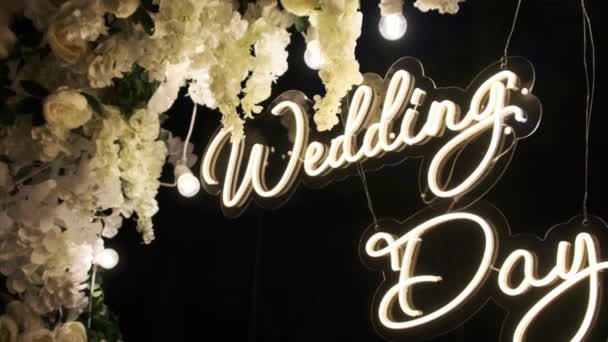 Inscripția Neon Zilei Nunții Ceremonie Arcul Nuntă Este Decorat Flori — Videoclip de stoc