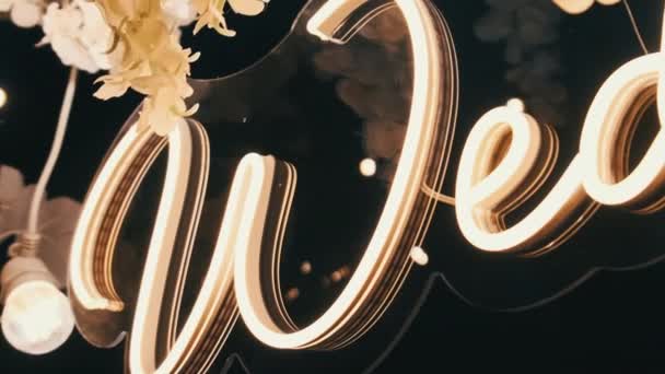 Neon Felirat Esküvő Napján Esküvői Boltívet Friss Fehér Virágok Díszítik — Stock videók