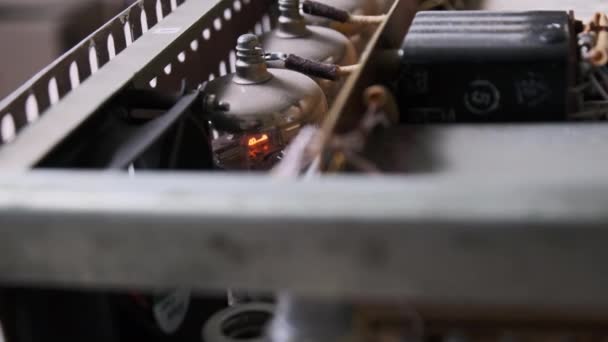Tubos Radio Brillando Dentro Amplificador Sonido Casero Circuitos Antiguos Componentes — Vídeos de Stock