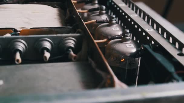 Vacuümbuizen Gloeien Een Zelfgemaakte End Geluidsversterker Vintage Circuits Radio Componenten — Stockvideo