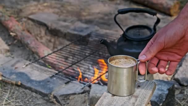 캠프파이어 클로즈업에 향기로운 커피와 자연에서 만드는 향기로운 커피를 준비합니다 여행자 — 비디오